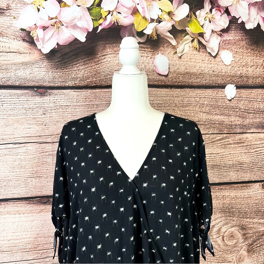 Universal Thread Women’s Rayon Black Abstract Geo… - image 2